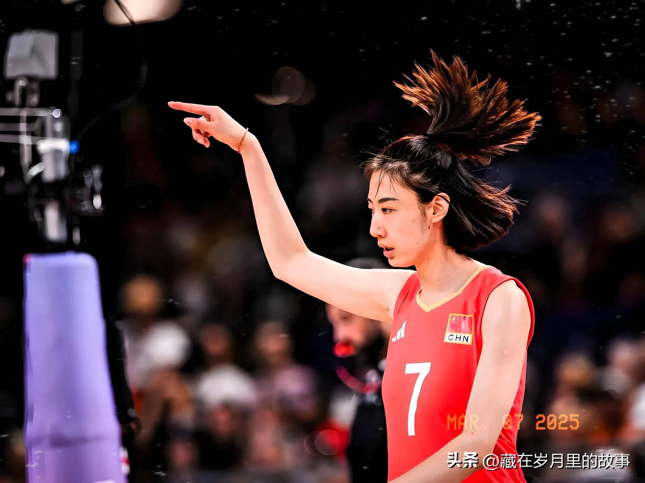 中国女排刷新世界纪录，F1车队教练激动落泪